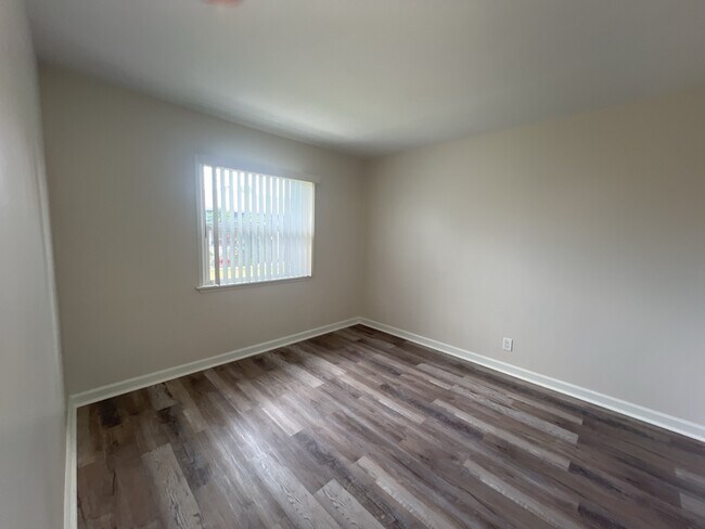 Building Photo - 1709 N Hollywood Way