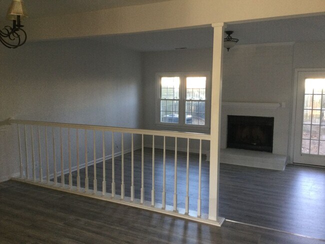 Building Photo - 3 BED / 2.5 BATH TOWNHOUSE