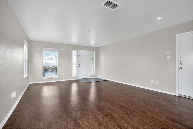 Foto del edificio - Beautiful 3-Bedroom Home With Large Privat...