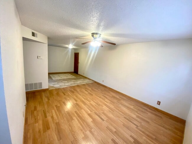 Building Photo - 3bed House with Garage & Fenced in Yard!