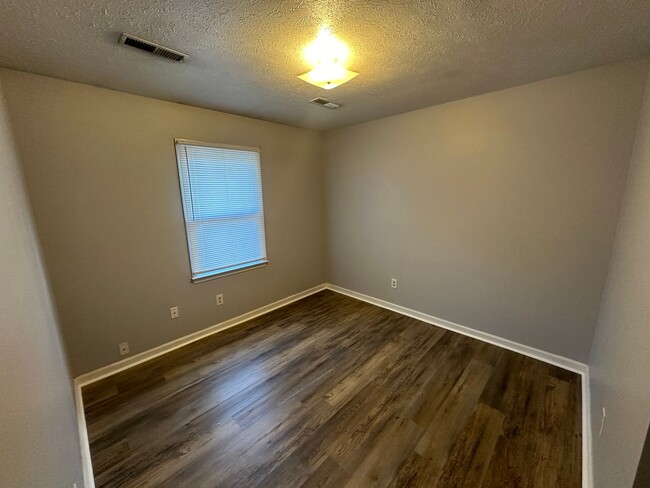 Foto del edificio - Single level duplex off Leesville Road! Le...