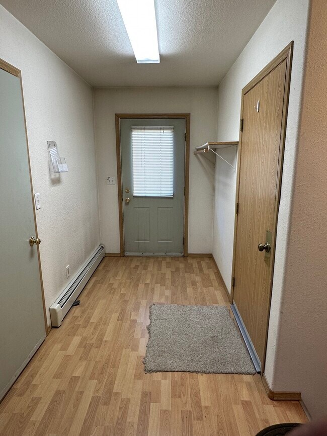 Entry area - 3435 Laurance Rd