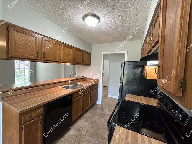 Building Photo - 6205 Somerset Cove