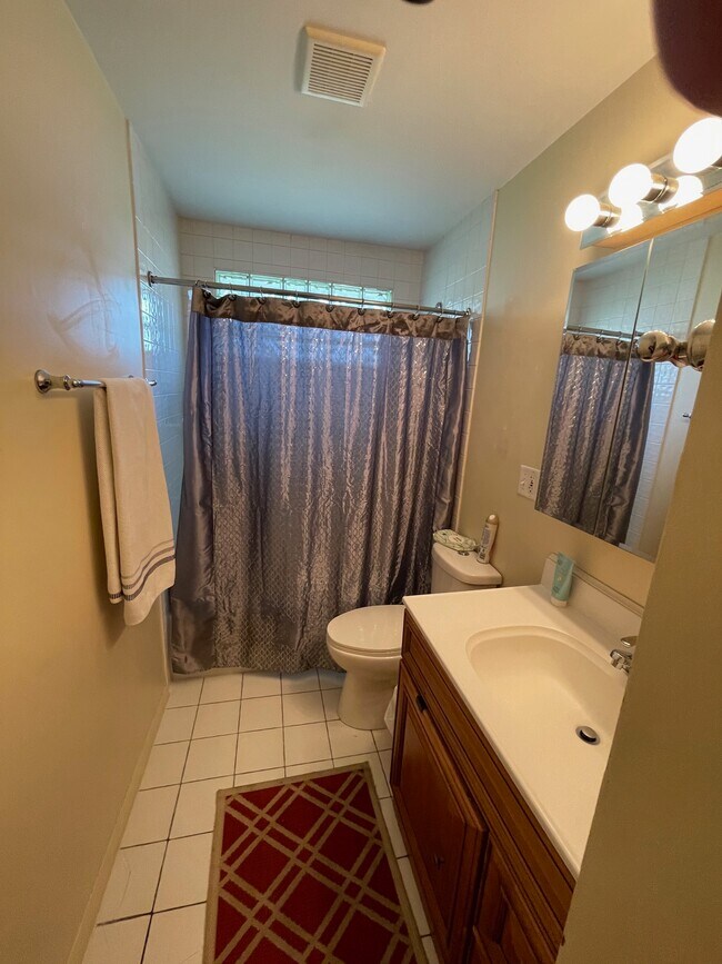 Foto del edificio - 7040 Meadowbrook Ln