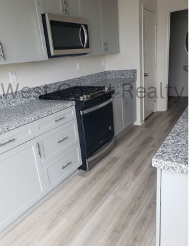 Foto del edificio - AMAZING 2 STORY, 3 BED AND 2.5 BATH TOWNHO...