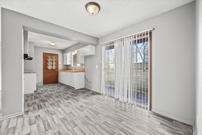 Building Photo - Luxurious 2-Bedroom Haven in Prime Locatio...