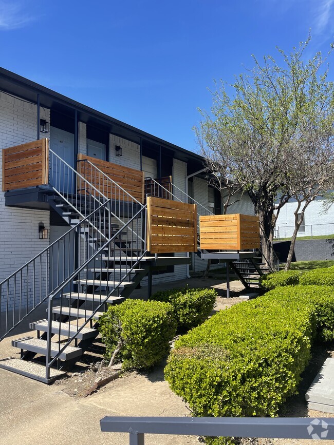 Building Photo - La Madera