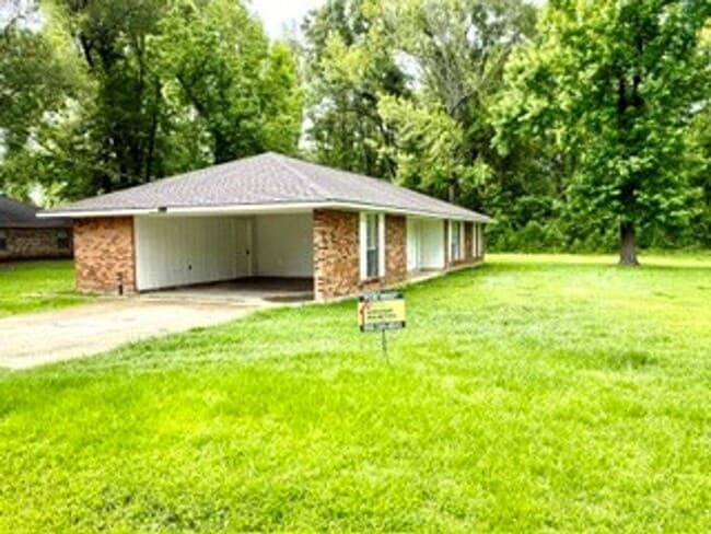 Building Photo - Quiet Country Living