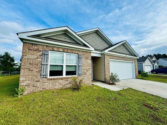 Building Photo - 4 bed, 2 bath-- Available NOW!!
