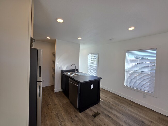 Foto del edificio - 8368 Ridge Dr