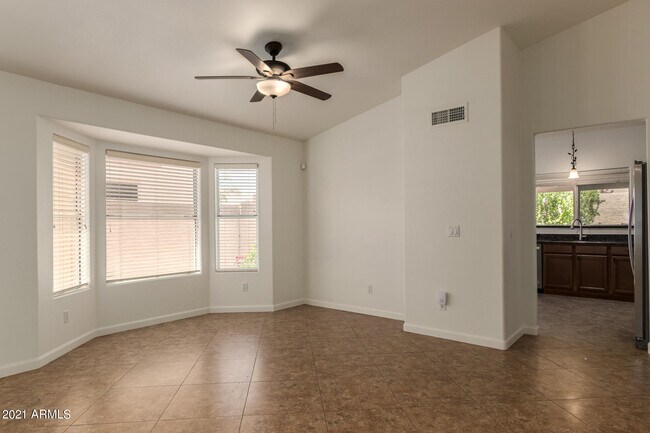 Foto del edificio - 4634 E Grovers Ave