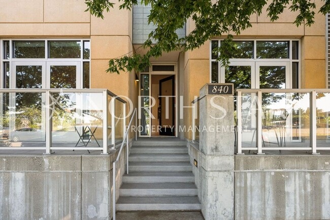 Building Photo - Modern Two Story River View Townhome