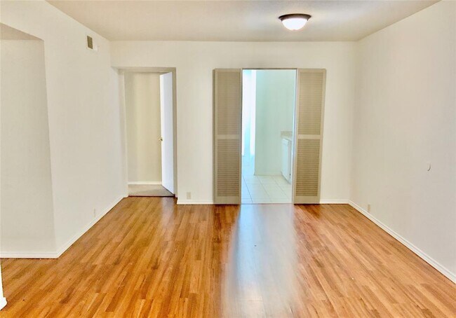 Building Photo - 2121 Fountain View Dr