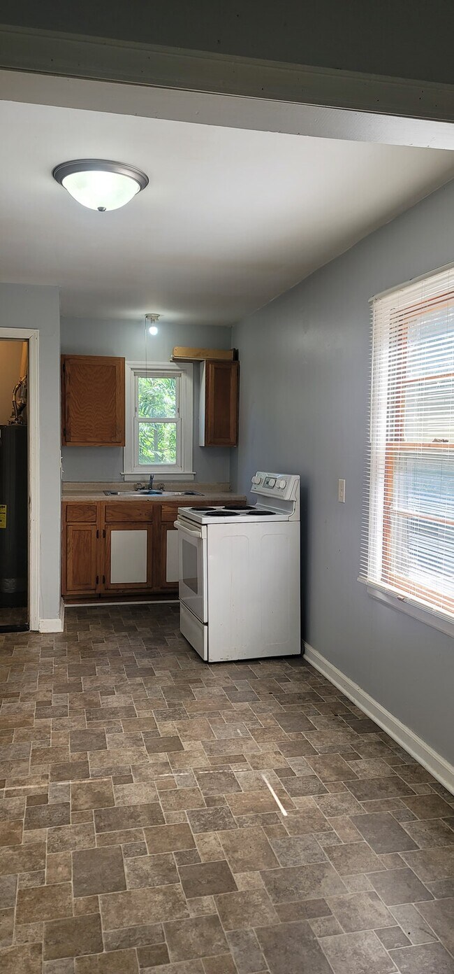 Building Photo - 318 South Poplar Street, Unit 2 Apartment