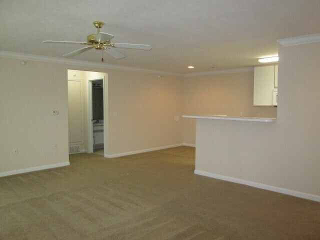 Building Photo - Spacious Second Floor Apartment with Balcony
