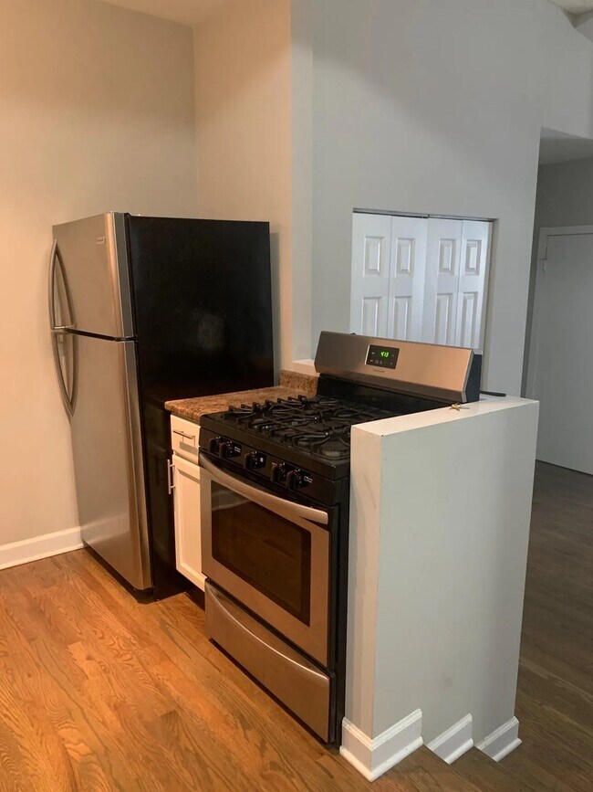 Kitchen - 846 N California Ave
