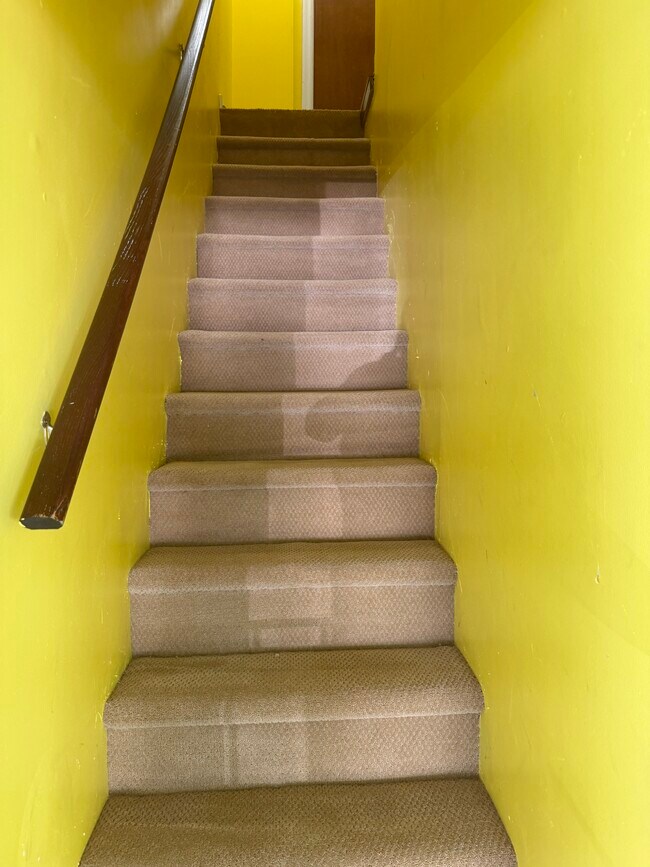 Escaleras al apartamento - 354 Ogden St