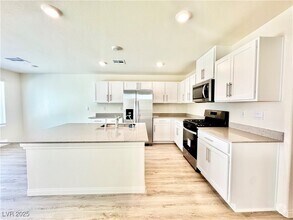 Building Photo - 808 Calm Crystal Ct