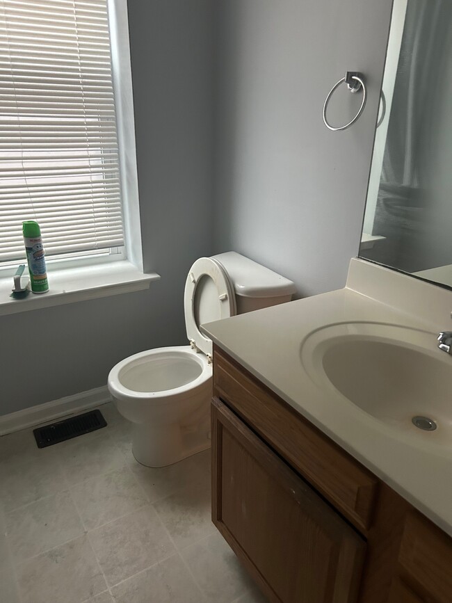 Building Photo - 1122 W 6th St