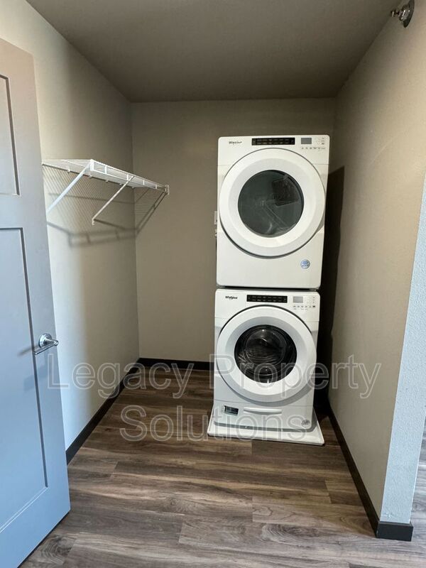 Foto del edificio - 220 E Greenfield Ln