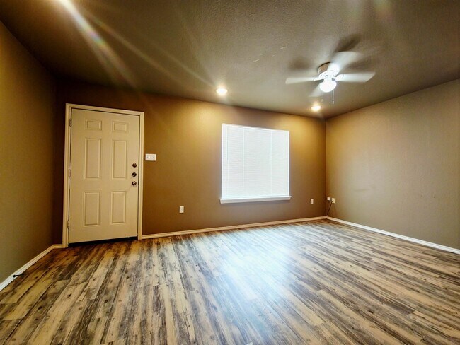 Foto del edificio - Cozy 3 Bed 2 Bath With A Huge Fenced Backyard