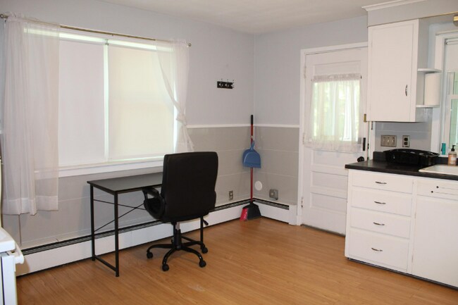 Foto del edificio - 12 Brooks Ave