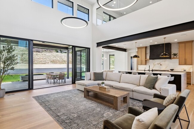 Building Photo - 7705 Dante Dr