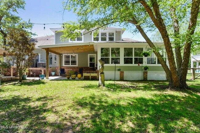 Building Photo - Spacious 5 bed, 4 bath home sits right ins...
