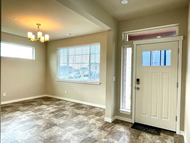 Foto del edificio - Gorgeous 4 bedroom 3 bath, main floor bedr...