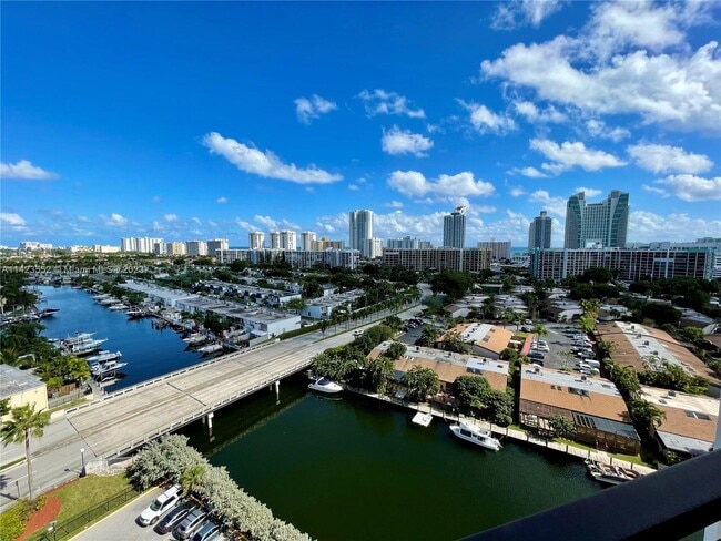 Building Photo - 2500 Parkview Dr