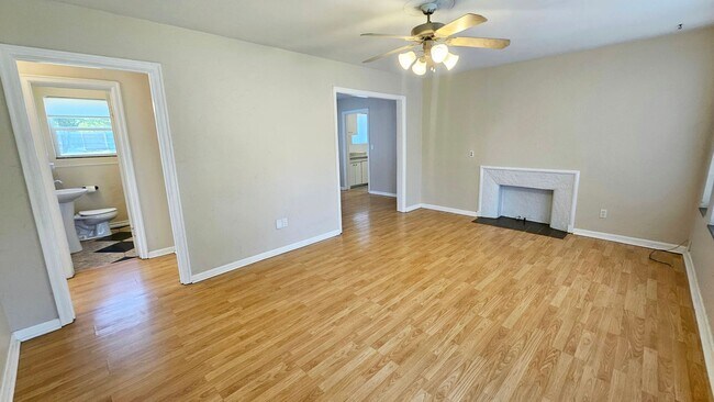 Building Photo - Nichols Hills Adj the Village Two Bed/One ...