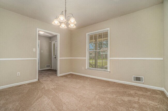 Foto del edificio - Large 4 Bedroom 3 Bath Home