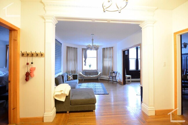 Foto del edificio - 9/1/26 - Huge 5BR/2BA in Brookline near BU, Packard's Corner, Coolidge