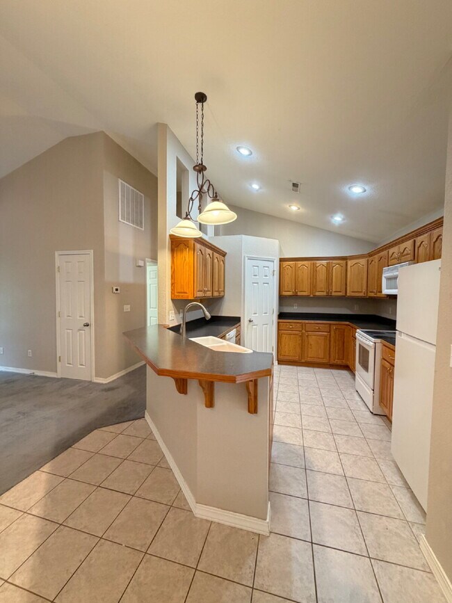 Foto del edificio - "Charming 3-Bedroom Summerbrooke home with 2 Full Baths with Fenced in, flat back yard”
