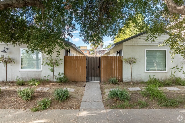 Entrada - 411-417 N Euclid Ave