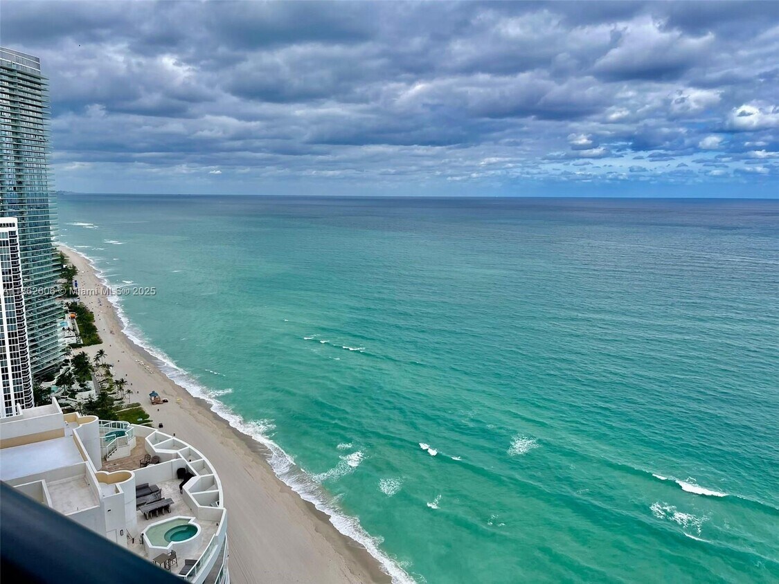 Foto principal - 18555 Collins Ave