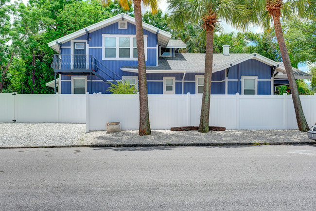 Building Photo - 713 N Newport Ave