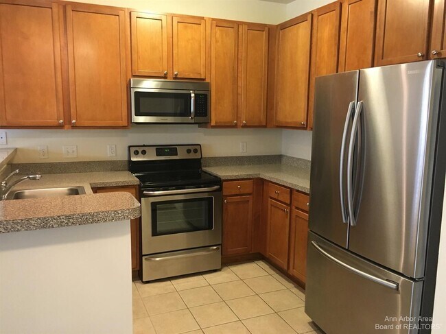 Foto del edificio - 3244 Primrose Ln