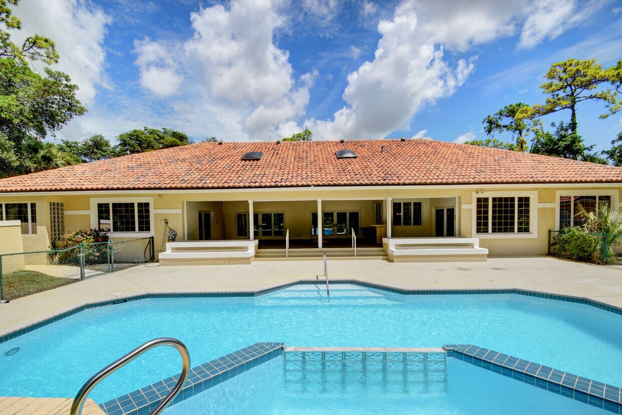 Foto principal - 9033 Winding Woods Dr