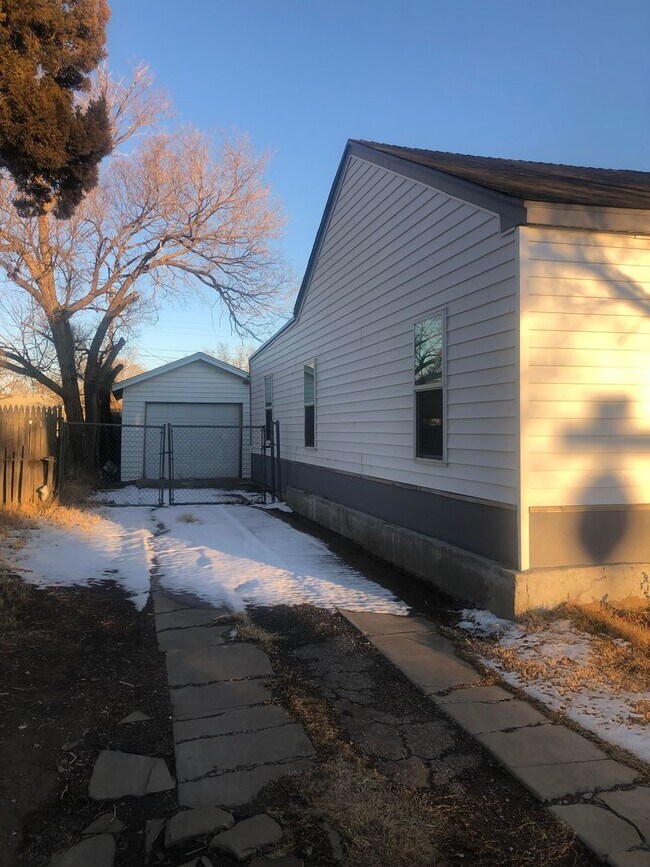 Building Photo - 3 Bedrooms 2 Bath 1 Car Garage, Central He...