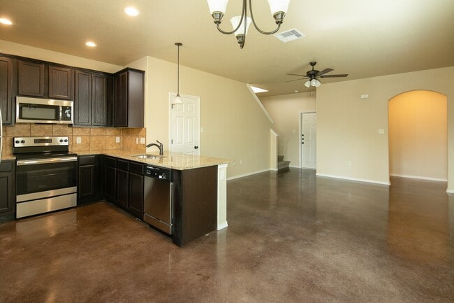 Building Photo - AVAILABLE NOW! GORGEOUS 3 BEDROOM DUPLEX LOCATED IN BUDA, TEXAS!