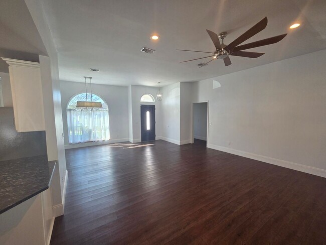 Foto del edificio - Spacious 4Bed/2Ba Brick Home w/Inground Pool in Mowat Highlands! *1/2 OFF Security Deposit for Ac...