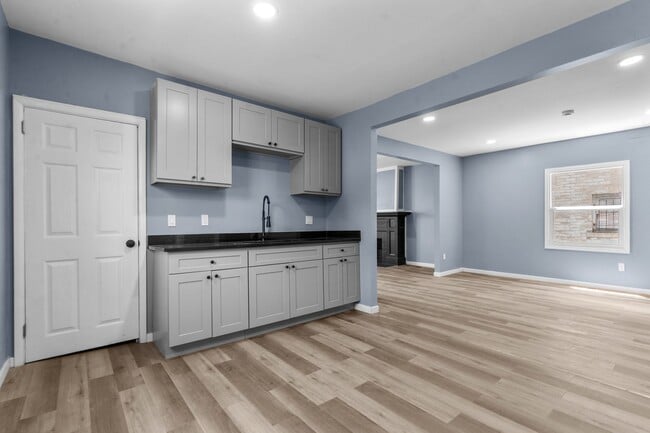 Building Photo - 2648 Tuxedo St