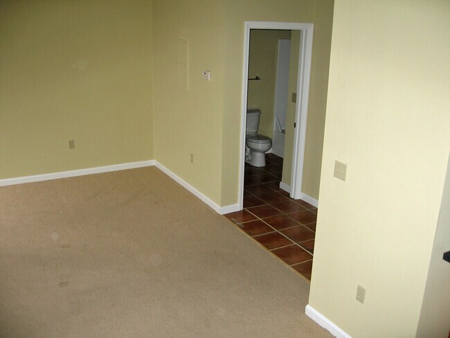 Full bath - 96 State St