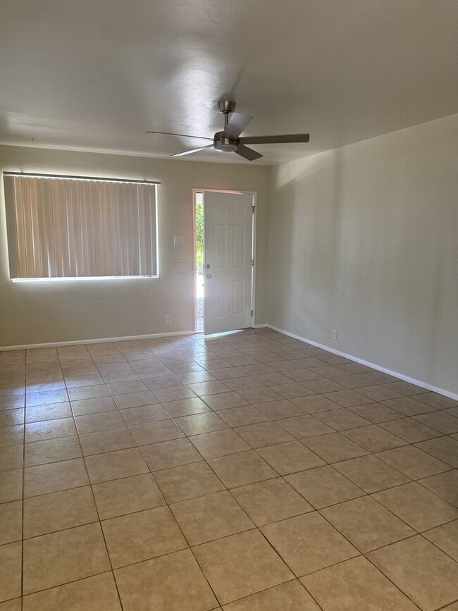 Building Photo - 2718 E Glenrosa Ave