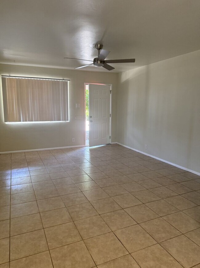 Foto del edificio - 2718 E Glenrosa Ave