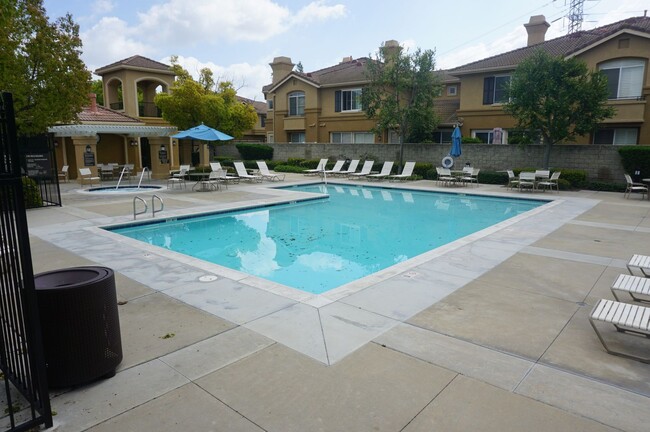 Foto del edificio - Charming Upper End Unit 2 Bed 2 Bath Condo