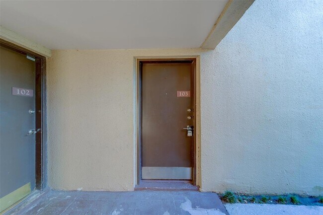 Building Photo - 890 N Village Dr