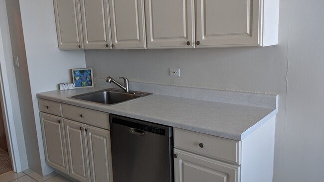 Building Photo - 3410 N Lake Shore Dr