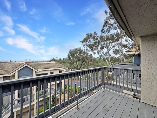 Building Photo - Beautiful 2B 3BA Townhome w/ W/D and 2 Car...
